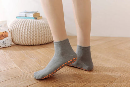 Child-sized anti-slip trampoline sock in green, comfortable cotton sports sock for active indoor play
