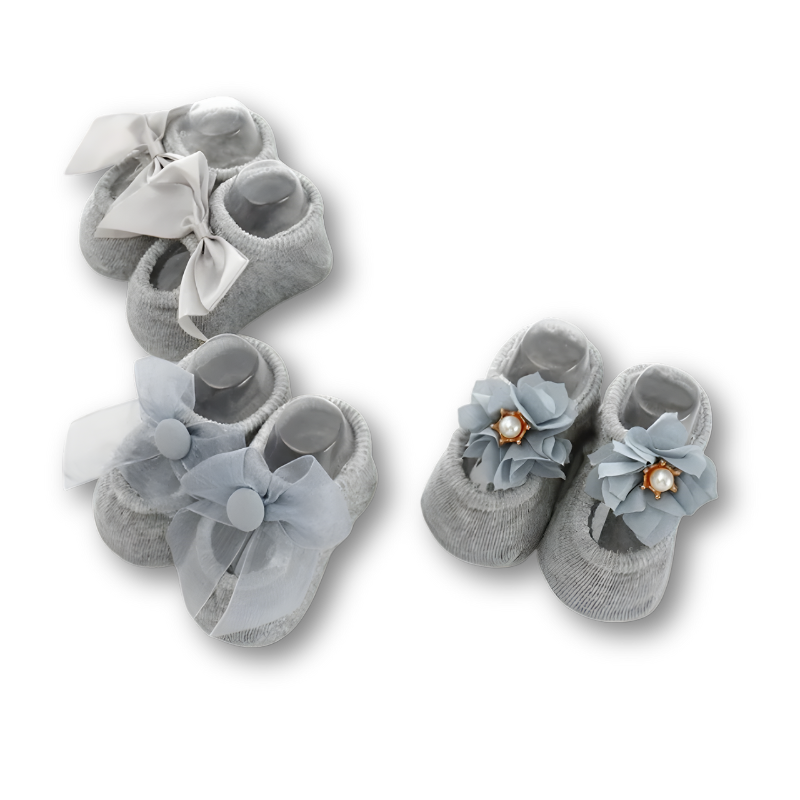 Baby girl's ballet socks in a gift set, featuring non-slip soles and charming lace bows, infant apparel
