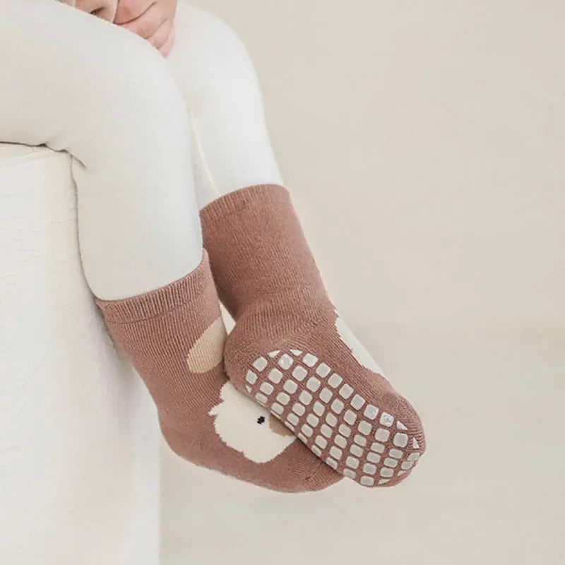 Soft toddler non-slip cartoon giraffe socks, warm baby footwear for comfortable movement.