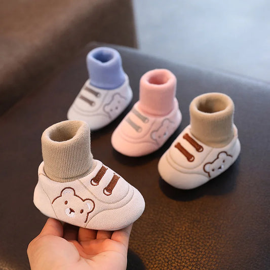 Toddler anti-slip sneaker socks, grey with white sole, for baby's first steps and comfortable walking