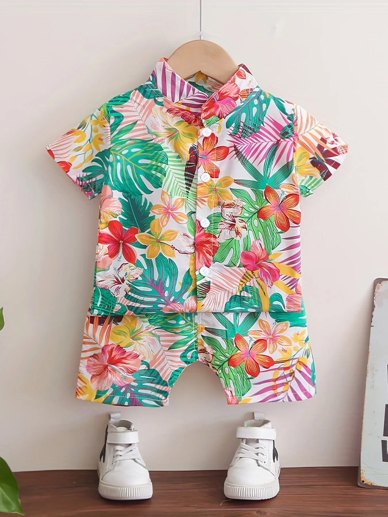 Vibrant leaf and floral print short-sleeve set for boys, ideal for summer playwear and comfort.