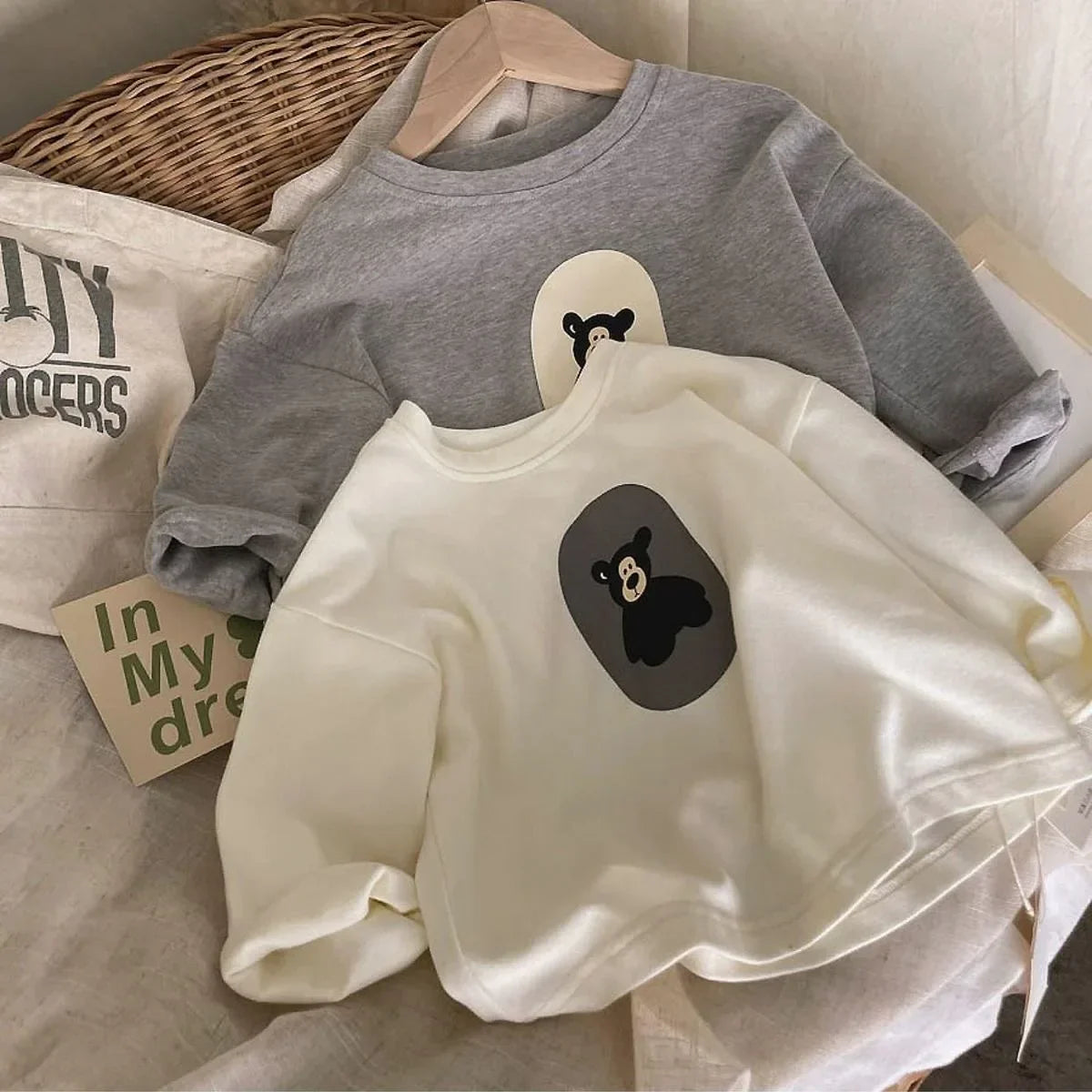 Unisex kids' bear print cotton sweatshirt, ideal for comfortable autumn play and everyday outfits.
