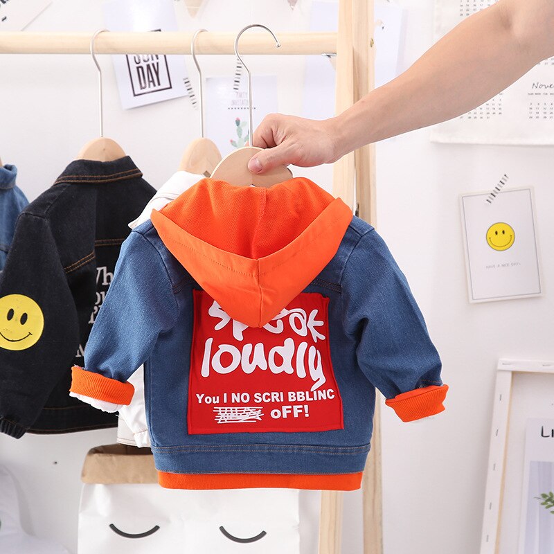 Detail of the zipper and dog print on a blue hooded toddler jacket, ideal for boys and girls outerwear.