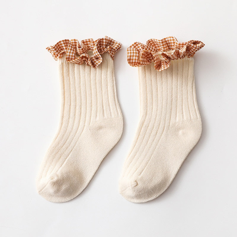 Girls' checkered knit ankle socks, perfect for toddlers, in a vibrant pink and white pattern