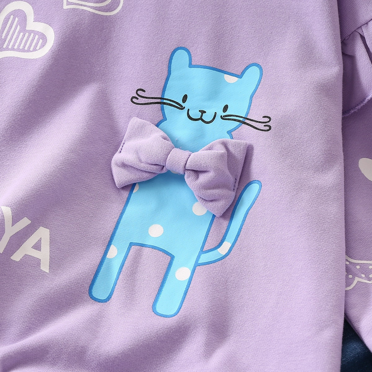 Winter wear for kids: cotton sweater with a sweet cat and heart motif for young girls.