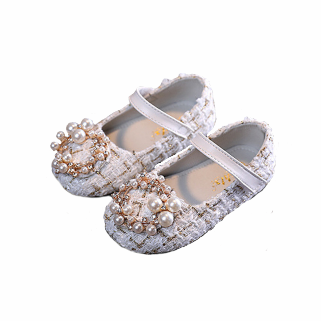 Cute baby sandals in plaid pattern, featuring pearl details and comfortable straps.