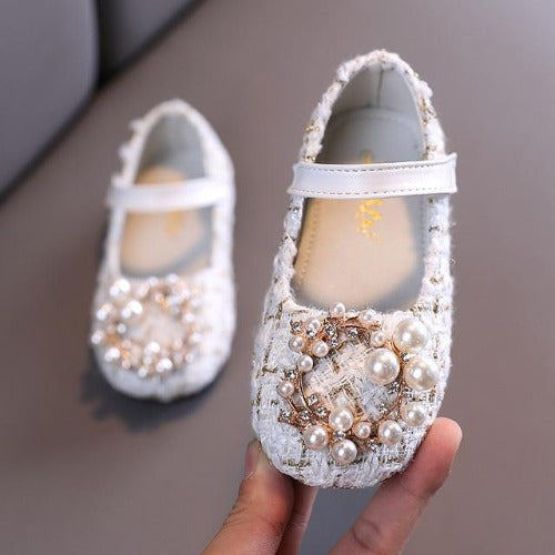 First walker sandals for girls, featuring a trendy plaid design and elegant pearl accents.