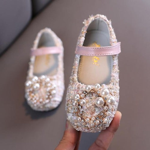 Adorable toddler footwear: plaid sandals with pearls, ensuring comfort and babystyle.