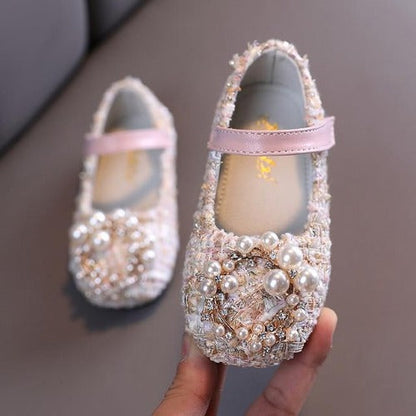 Adorable toddler footwear: plaid sandals with pearls, ensuring comfort and babystyle.