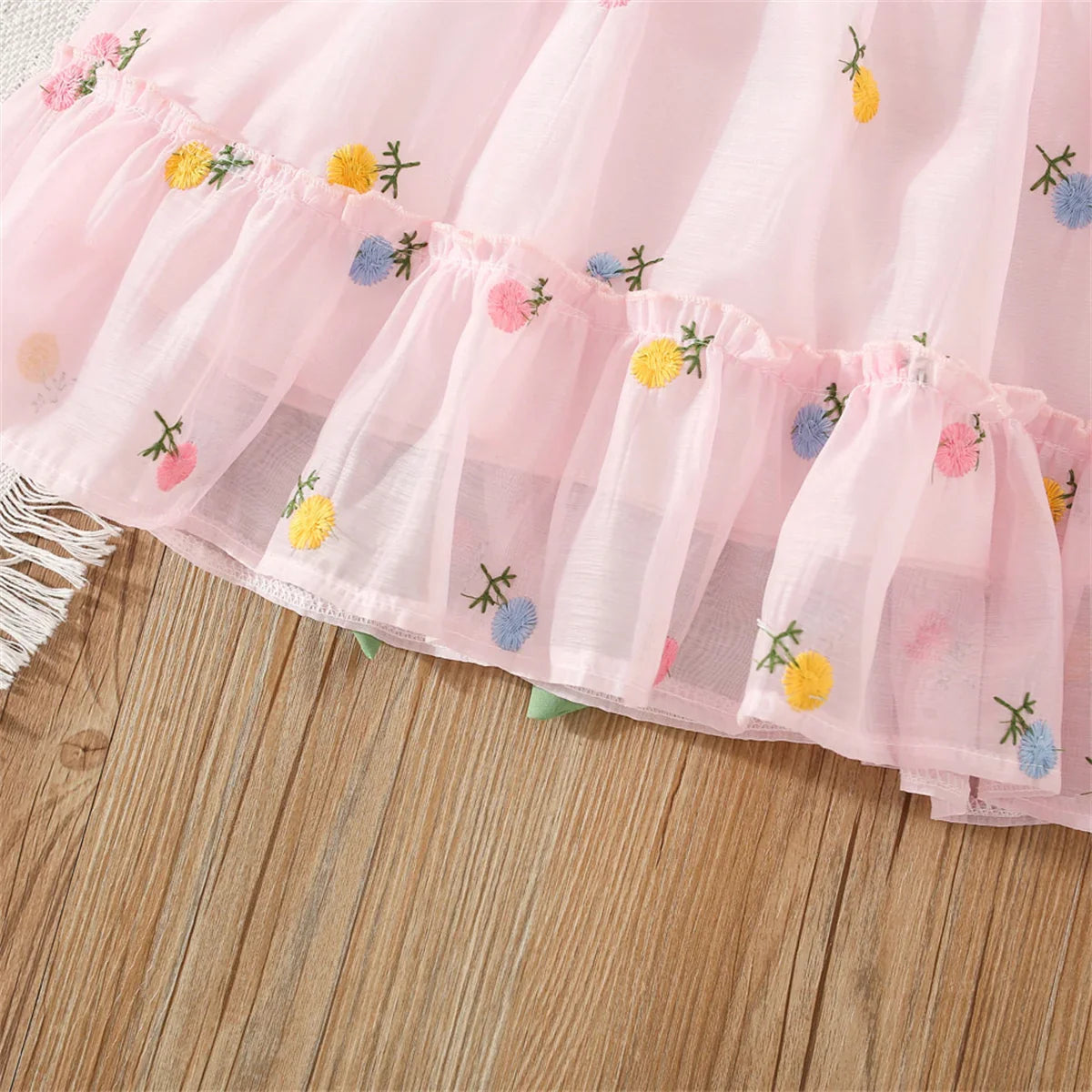 Girls' summer dress: Floral print and elegant back bow, a must-have for baby clothing.