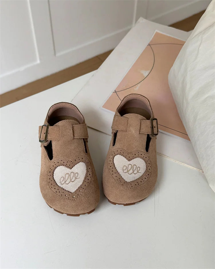 Ergonomic children's leather barefoot shoes, soft sole, ensuring natural foot flexibility.
