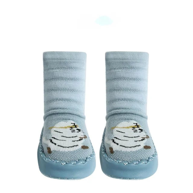 Soft cotton toddler non-slip socks with a charming giraffe animal design for babies