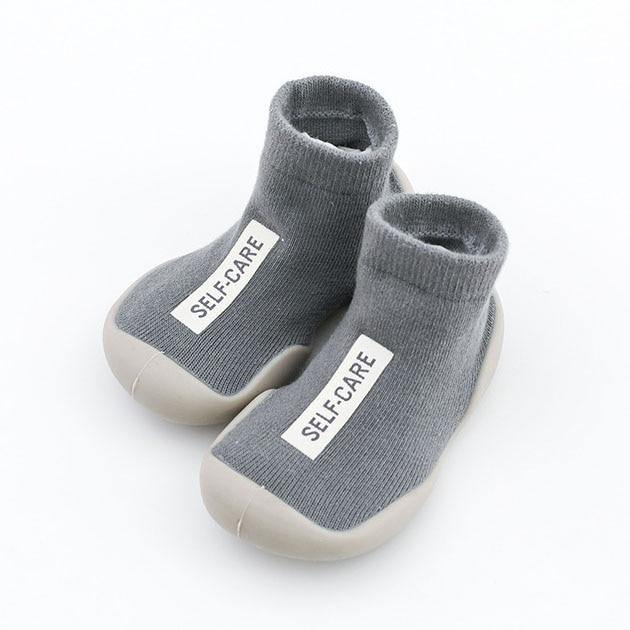 Baby accessories: Green soft-sole sock shoes made from breathable cotton blend fabric