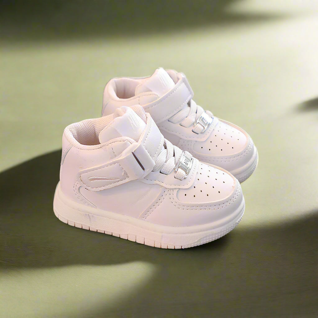 Comfortable toddler sneakers with robust velcro closure, designed for everyday childrens footwear