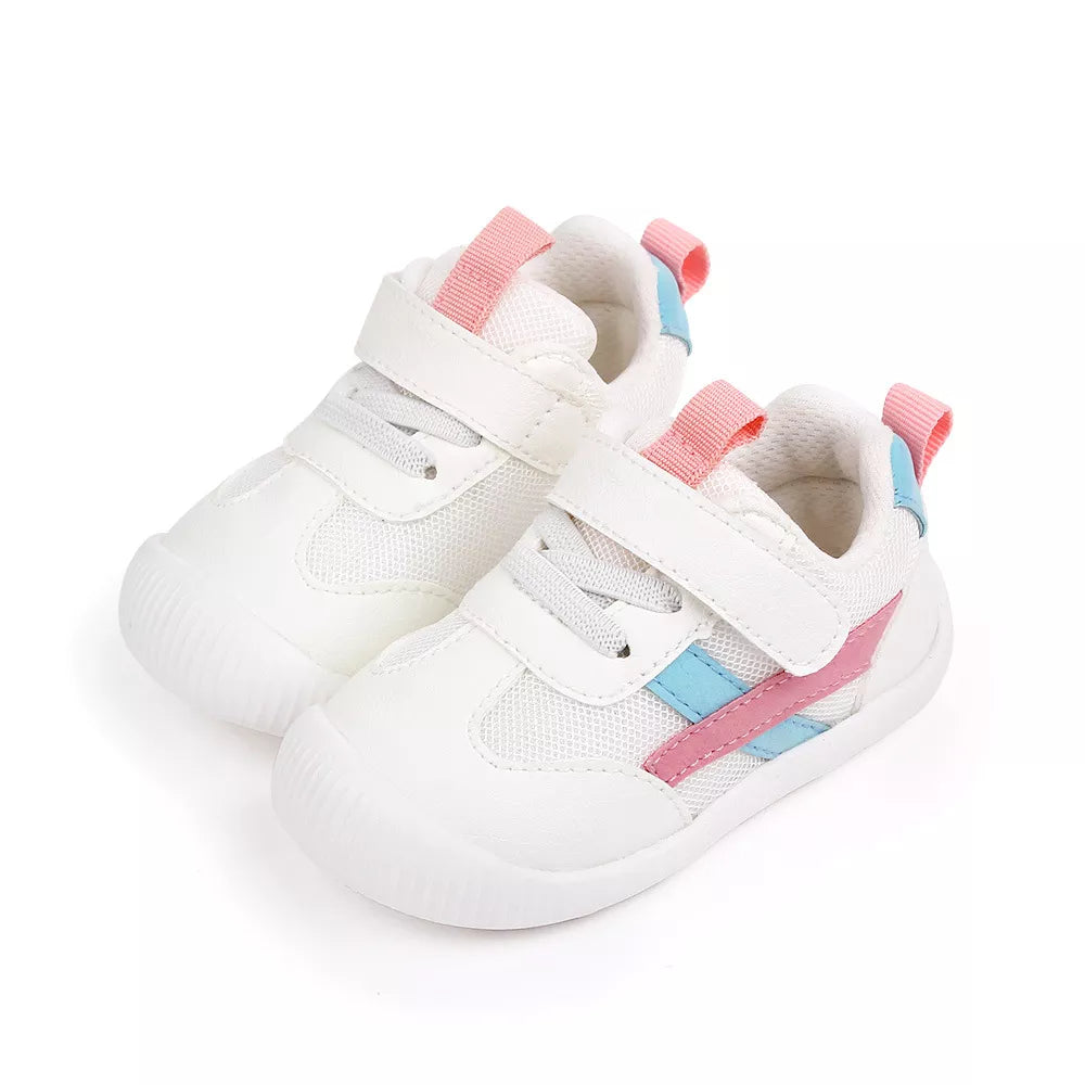 Adorable baby shoes, soft sole, non-slip, and breathable fabric, suitable for everyday wear.