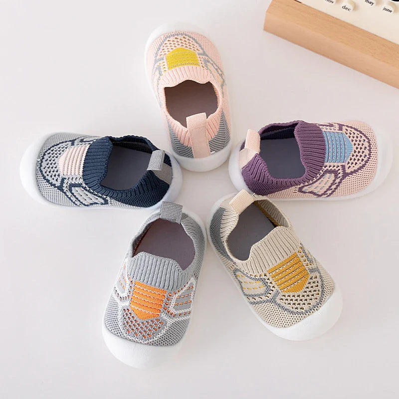 Unisex baby leisure shoes with soft soles, perfect for toddlers taking their first steps in spring.