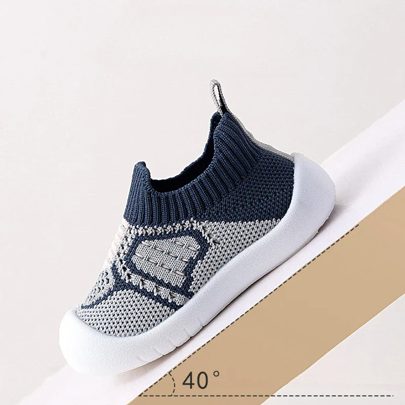 First steps shoes for toddlers, soft sole and breathable, suitable for spring and fall playtime.