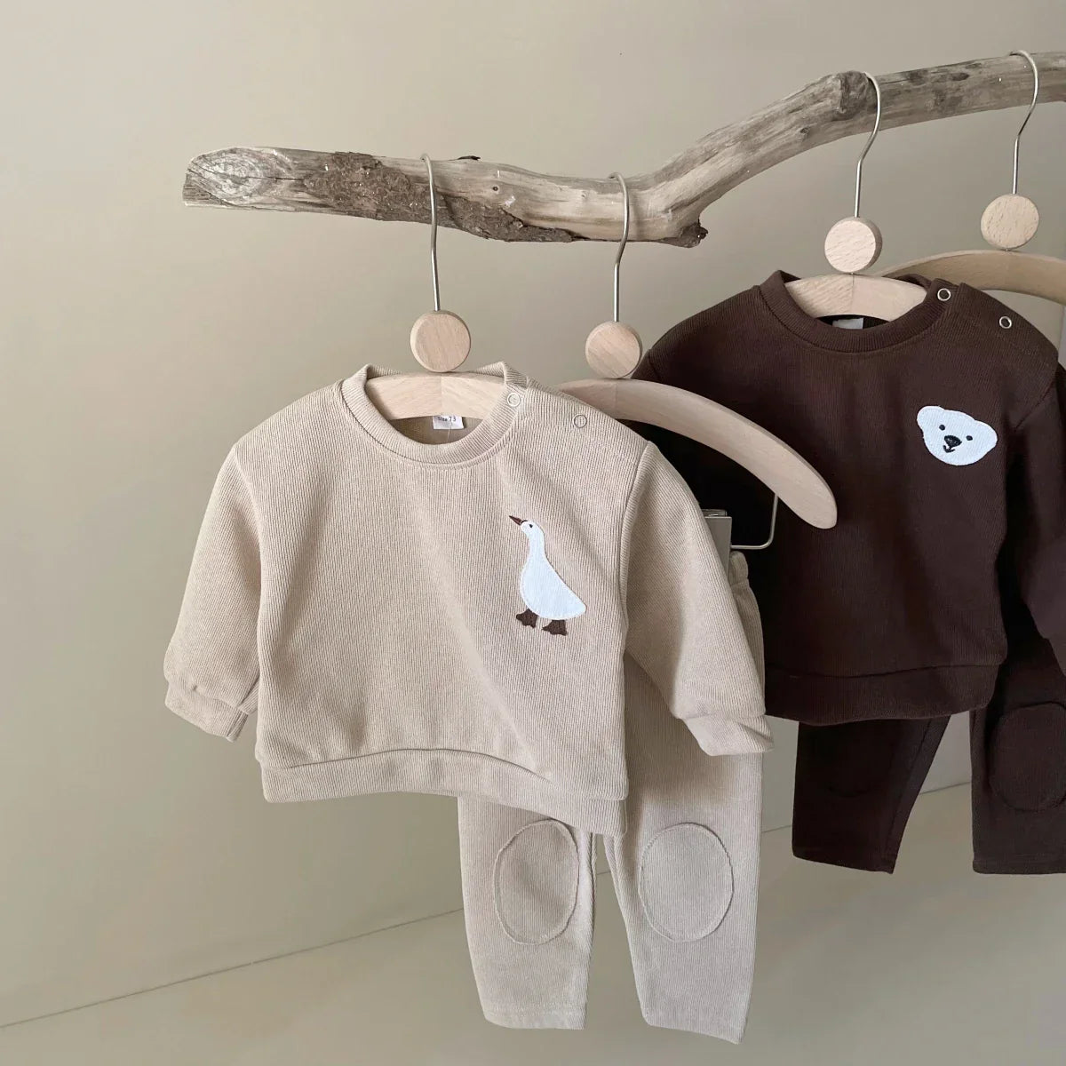 Kids fashion: Toddler fall collection tracksuit with playful bear and goose theme.