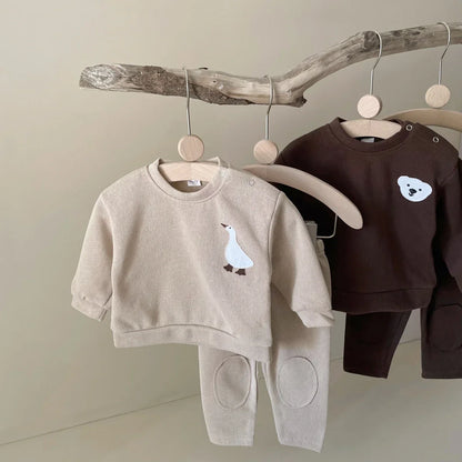 Kids fashion: Toddler fall collection tracksuit with playful bear and goose theme.