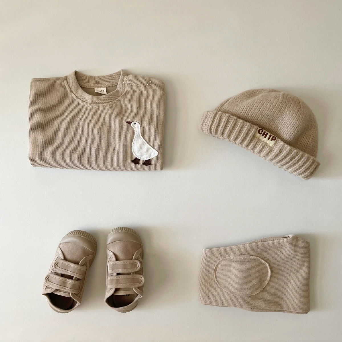 Casual unisex baby outfit: warm cotton tracksuit with adorable bear and goose print.