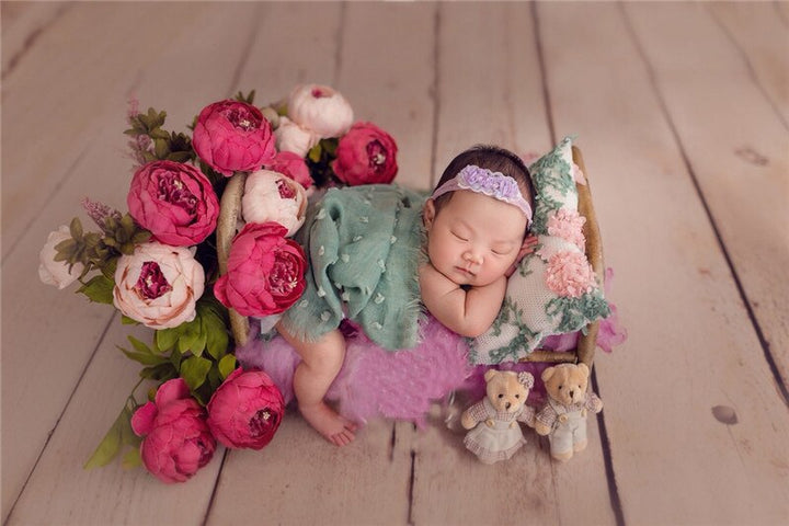 Luxurious texture: ultra-soft infant swaddle blanket for secure, cozy sleep. Gentle cotton, newborn comfort aid.