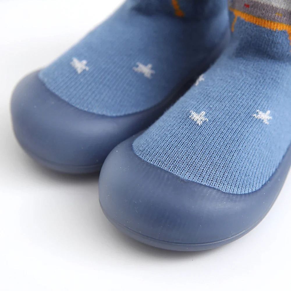 Pink anti-slip baby socks with dotted rubber sole, ideal infant footwear for spring/autumn.