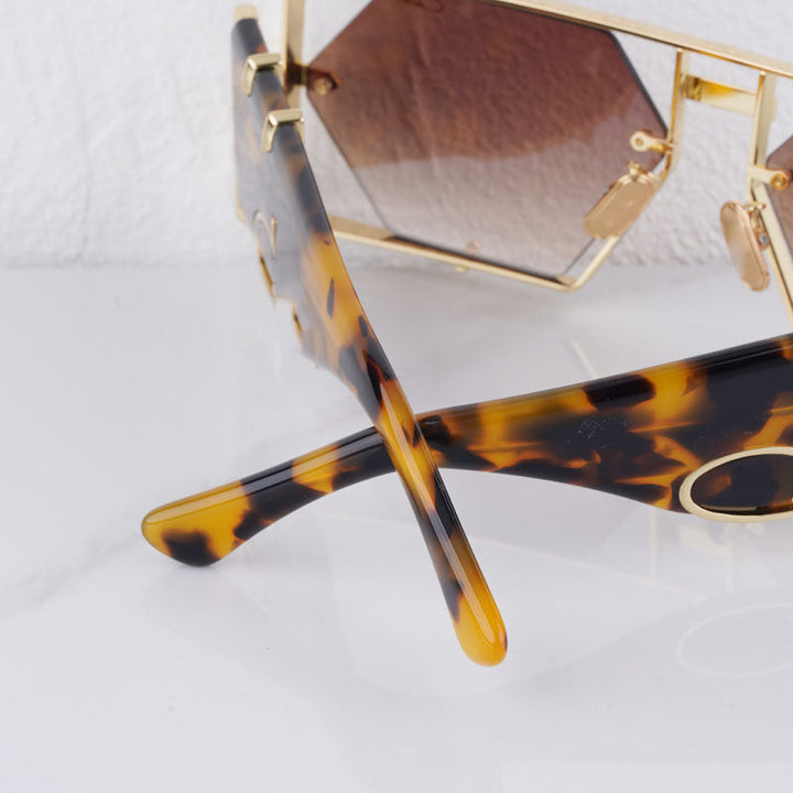 Modern Arden Hexagon unisex sunglasses. Durable alloy frame design offers full UV400 eye protection.