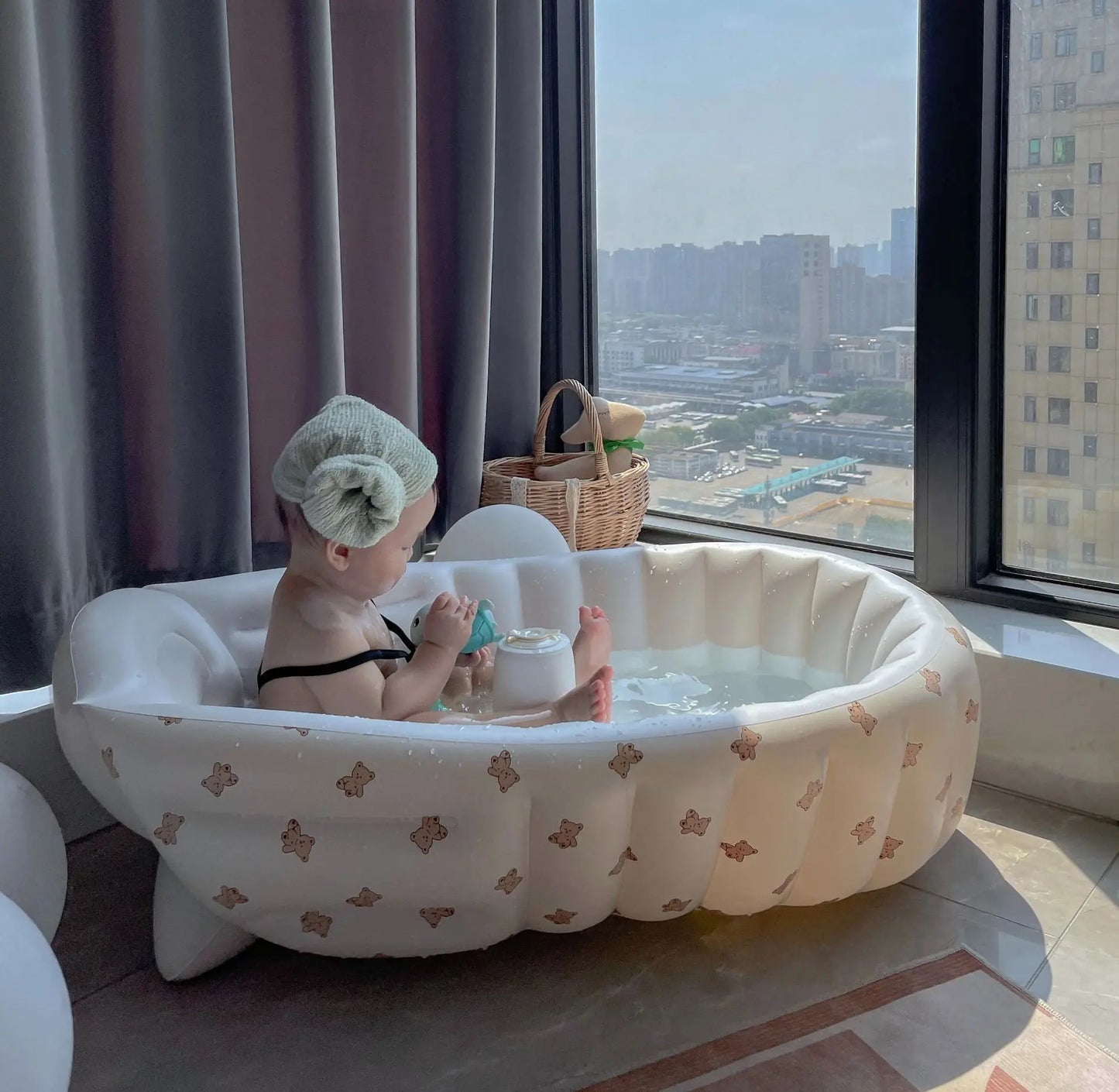 Newborn gift: Safe, soft, and comfortable inflatable animal baby bathtub for bath time