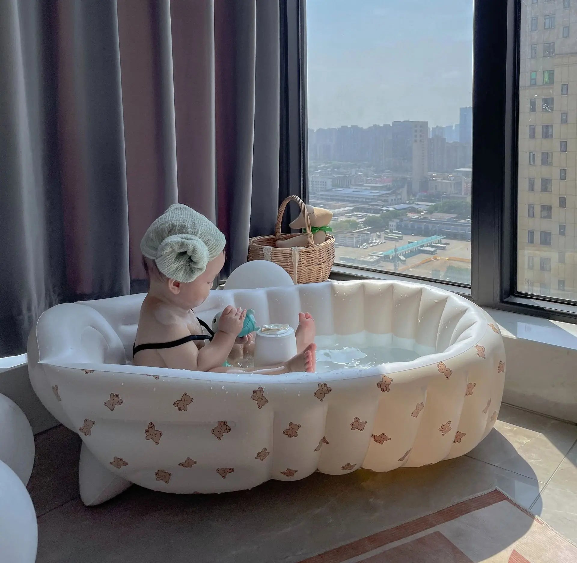 Newborn gift: Safe, soft, and comfortable inflatable animal baby bathtub for bath time