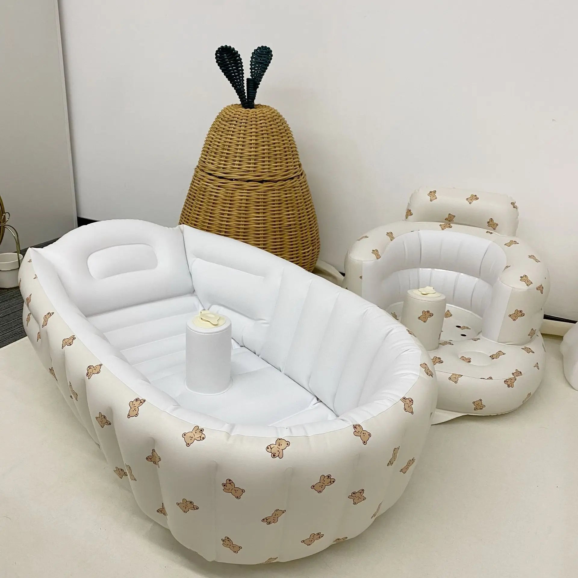 Unisex inflatable baby bathtub with ergonomic headrest for comfortable and secure newborn bathing