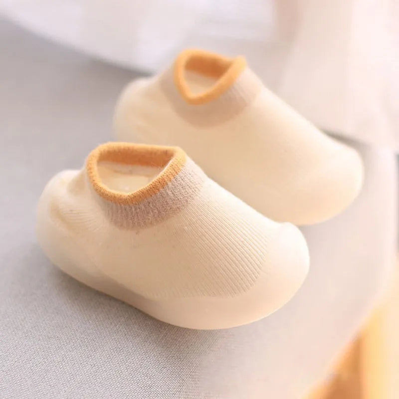 Unisex baby knit walking boots, soft gray slip-on first walker shoes for infants