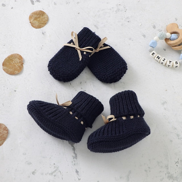 White knitted baby booties with drawstring, unisex infant shoes, soft knit, anti-slip comfort