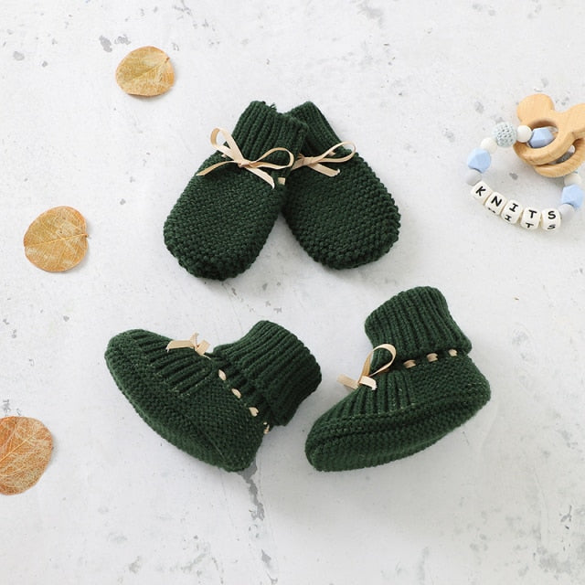 Full set: unisex baby white knitted boots and mittens, ideal baby gift, soft infant apparel