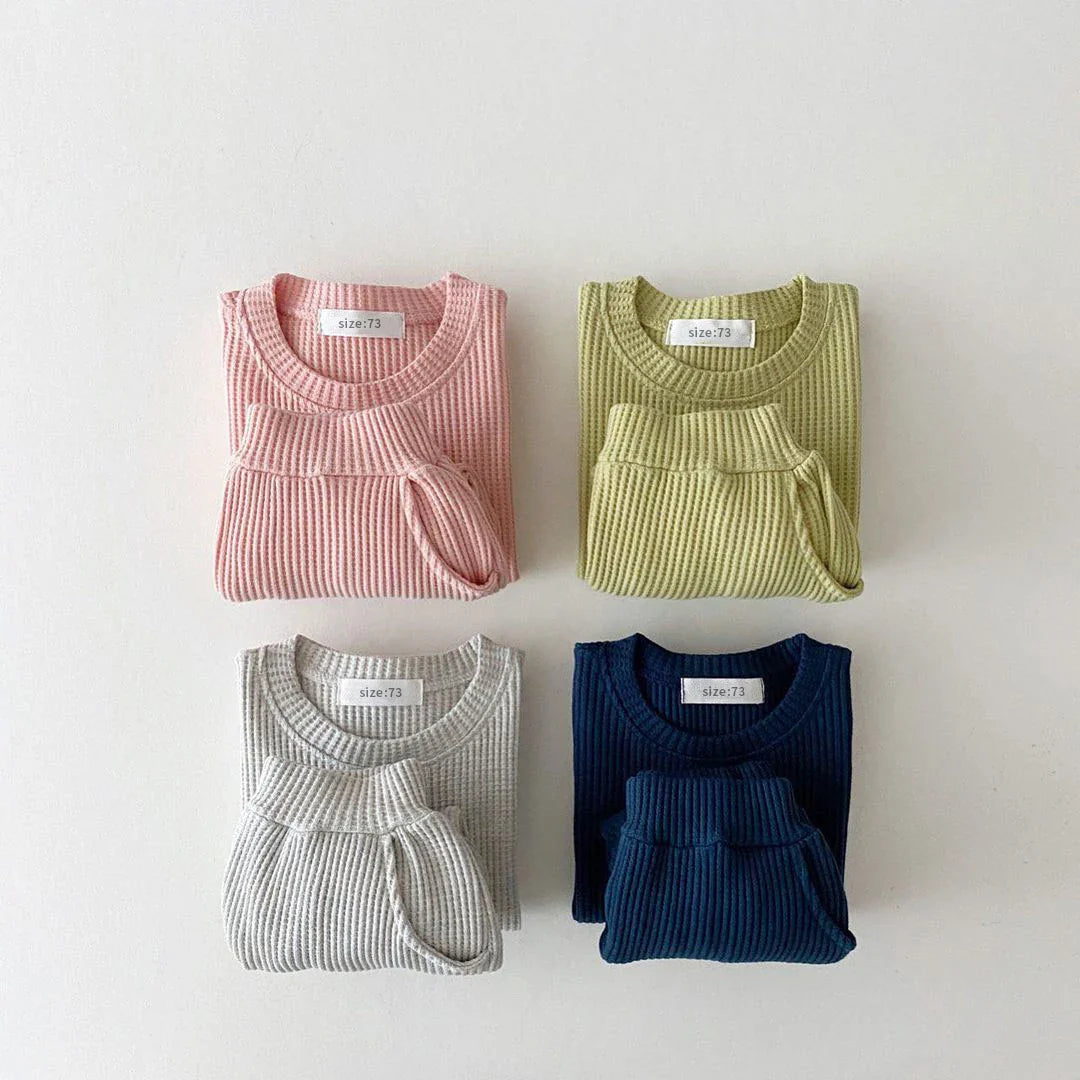 👶 Detail of the soft cotton fabric of a unisex baby long sleeve bodysuit, comfortable
