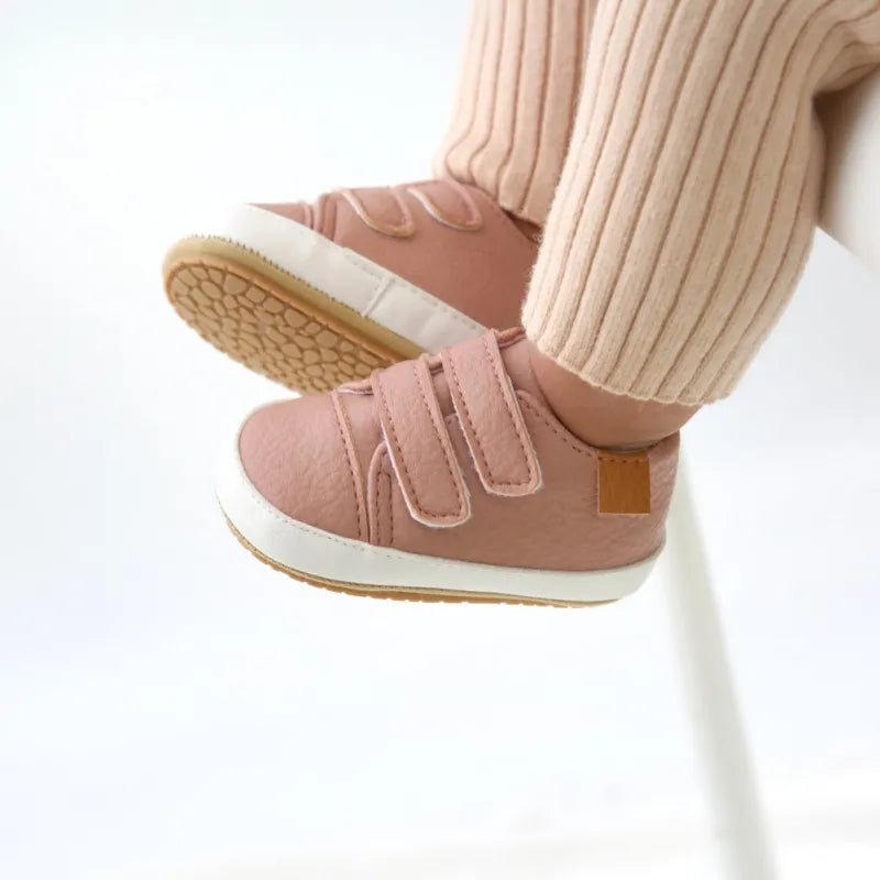 Unisex baby non-slip shoes, close up of the soft padded collar