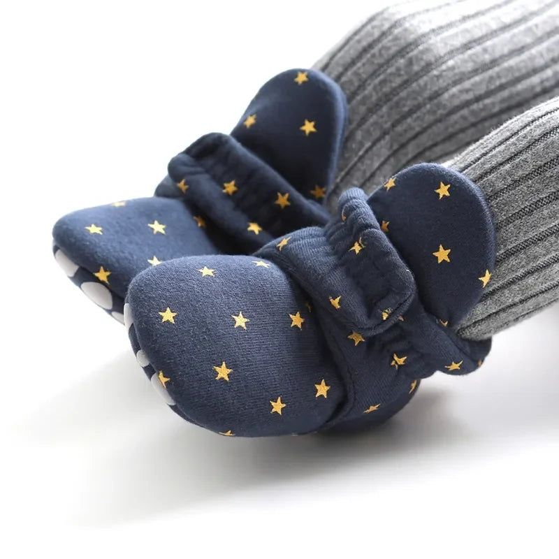 Unisex baby soft anti-slip crib shoes, ideal for first steps and newborn comfort.