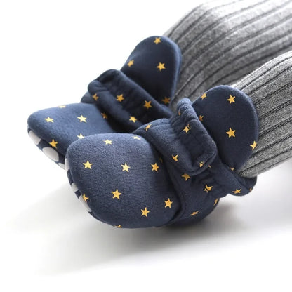 Unisex baby soft anti-slip crib shoes, ideal for first steps and newborn comfort.