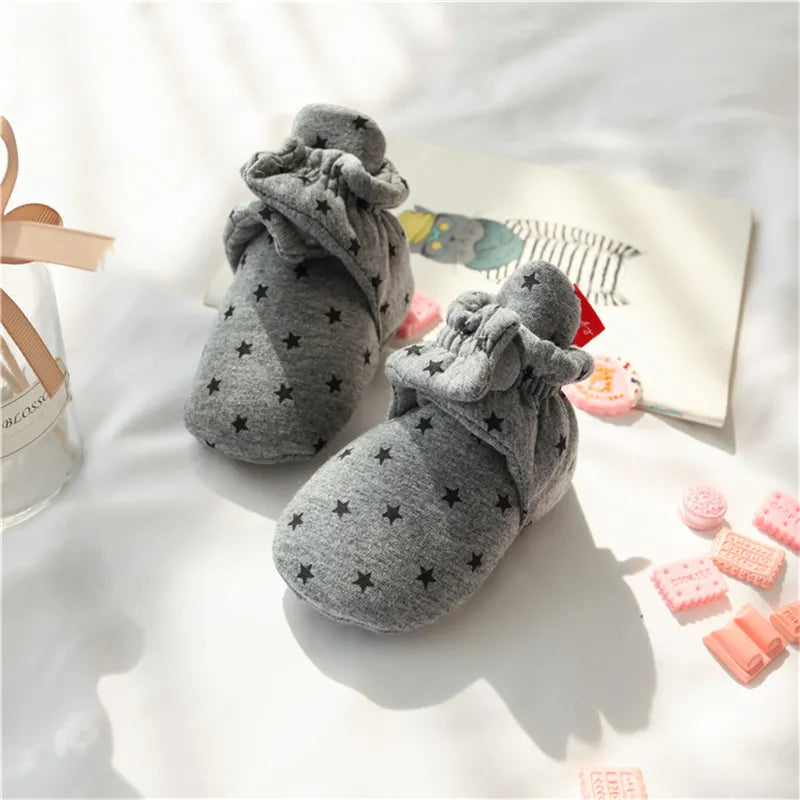Newborn anti-slip cotton shoes, an excellent choice for a baby's first footwear.