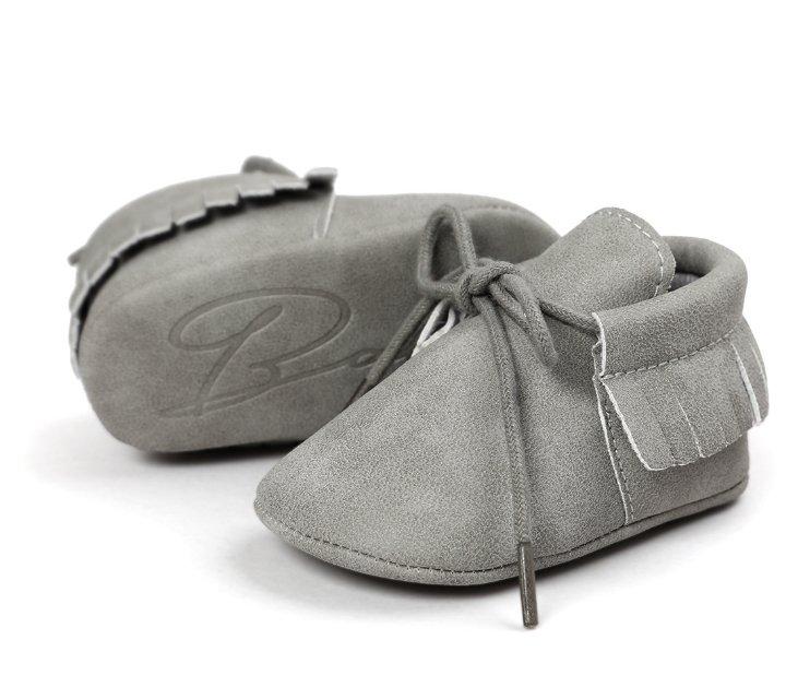 Detailed image of the anti-slip sole on a unisex baby tassel moccasin, ensuring safety.