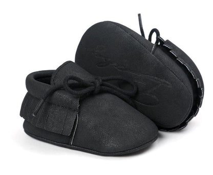 Side view of a unisex baby moccasin, highlighting the anti-slip sole and comfortable design.