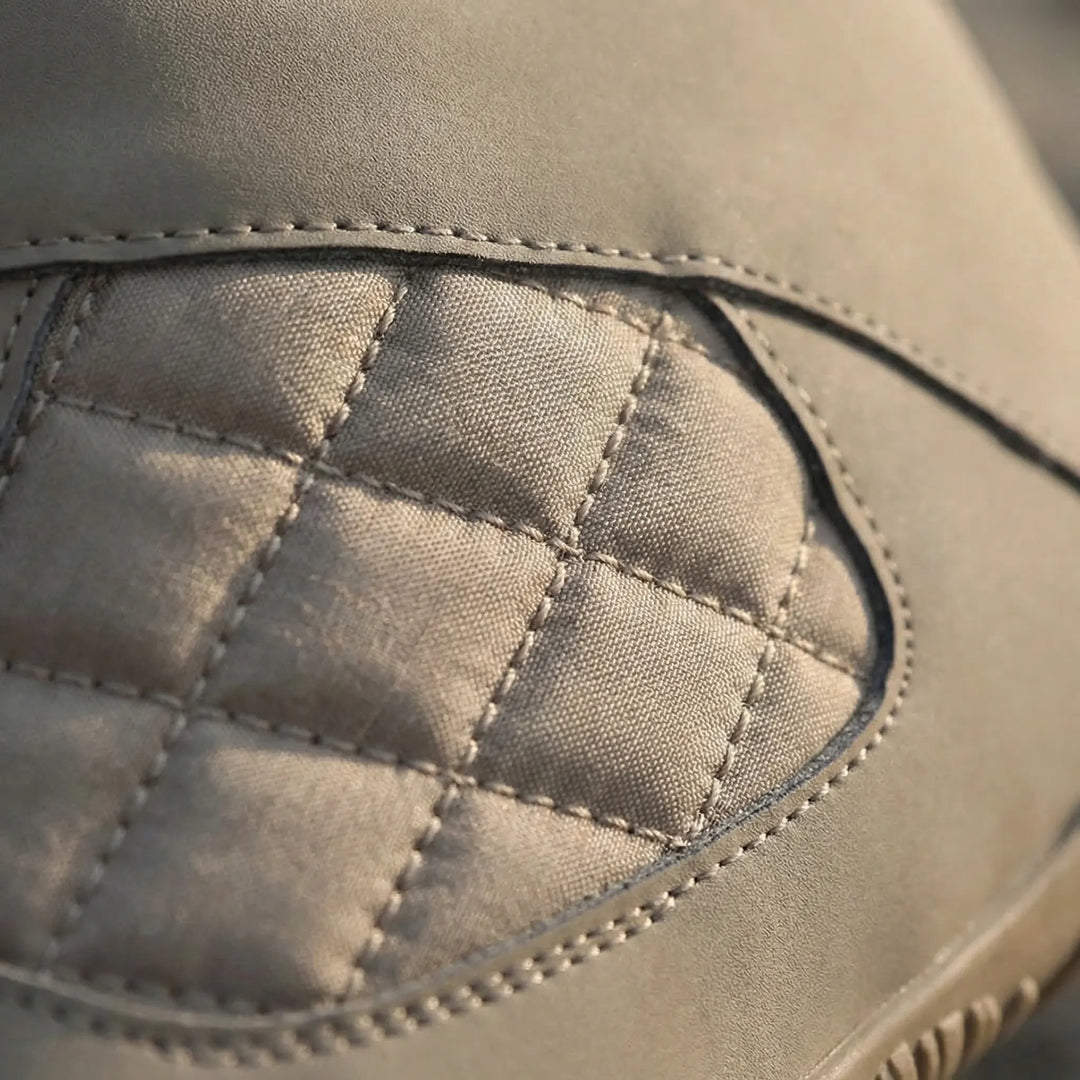 Waterproof ankle boots, unisex design, perfect for winter hiking & outdoor adventures.