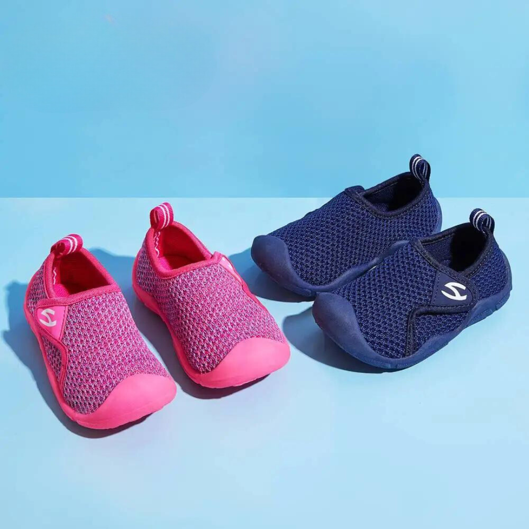 Unisex children's breathable play shoes with flexible soles for active toddlers, ideal for summer.