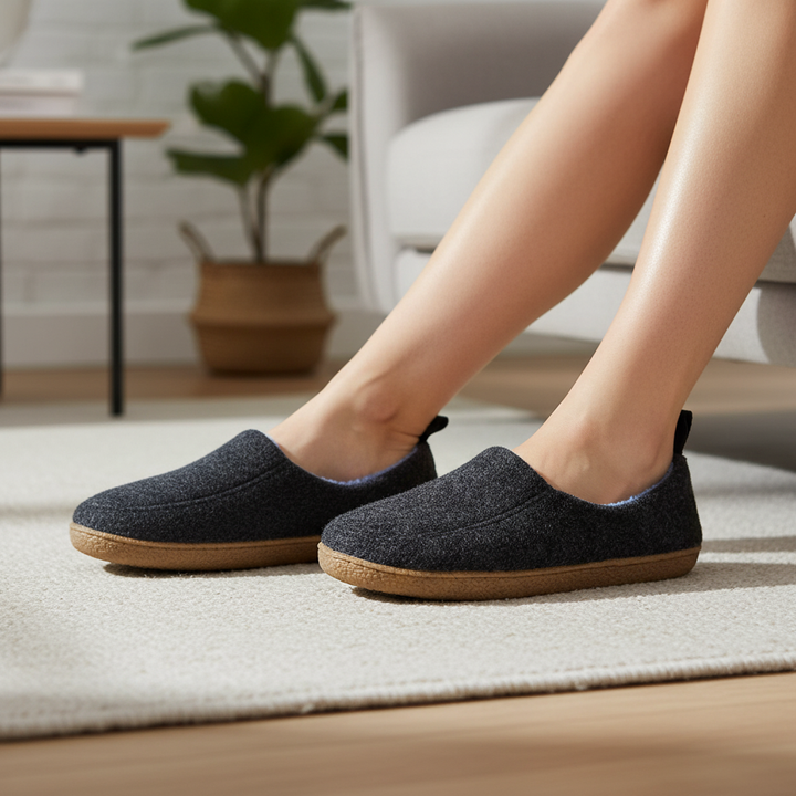 Unisex Cloudwalk slippers for cozy, non-slip home comfort. Soft lining & flexible sole.