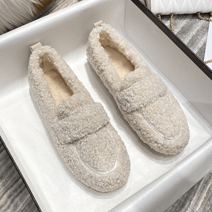 Non-slip warm indoor footwear for men and women, perfect for winter coziness.