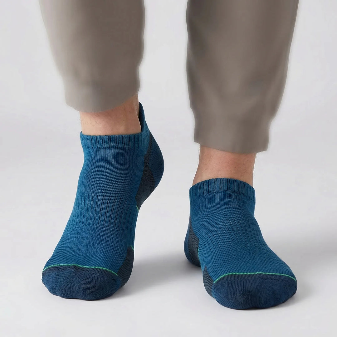 Comfortable unisex no-show ankle socks, cushioned for running & athletic sports. Breathable merino blend.