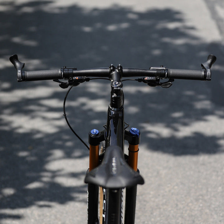 Mountain biking comfort grips with ergonomic design for improved handling and reduced hand fatigue.