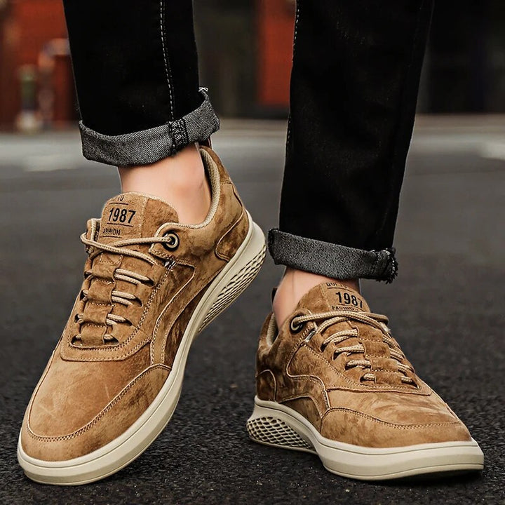 Classic style unisex walking shoes, everyday comfort sneakers for versatile use.