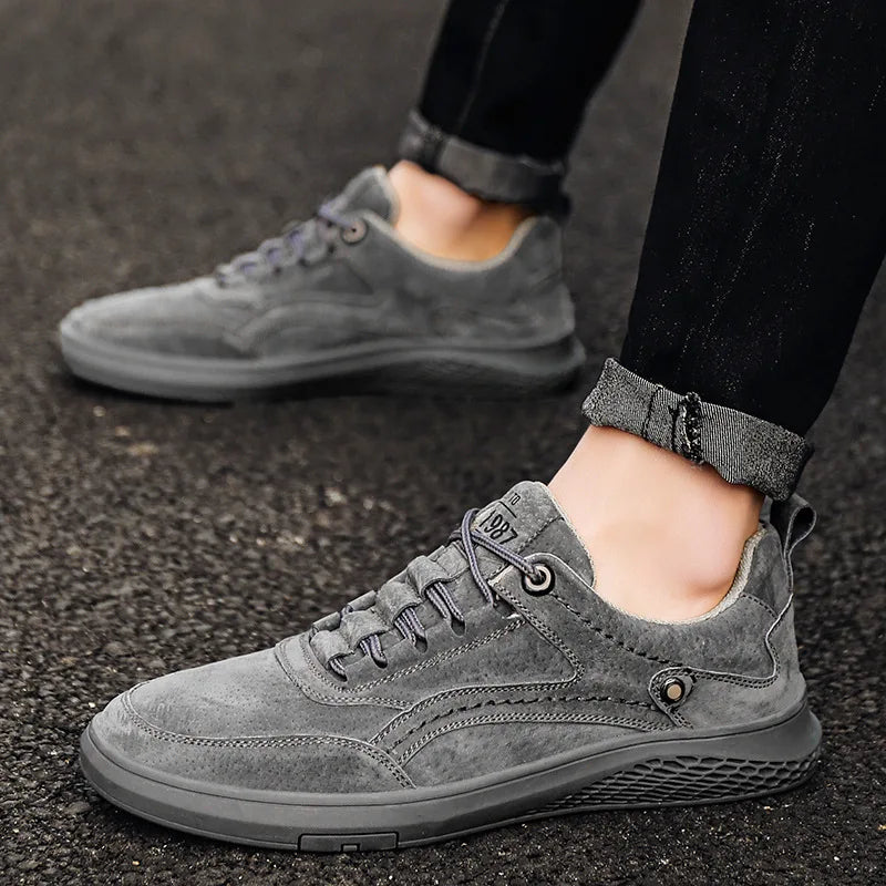 Classic style lace-up unisex sneakers, perfect for everyday comfort and versatile fashion.