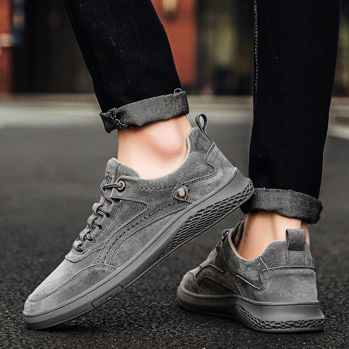 Comfortable unisex casual shoes with a classic design, great for everyday comfort.