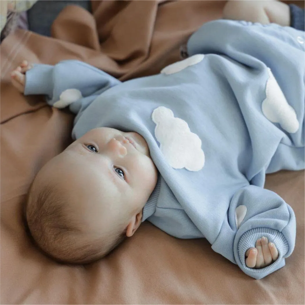 Unisex baby cotton clothes: cloud print romper, an essential newborn outfit for any baby.